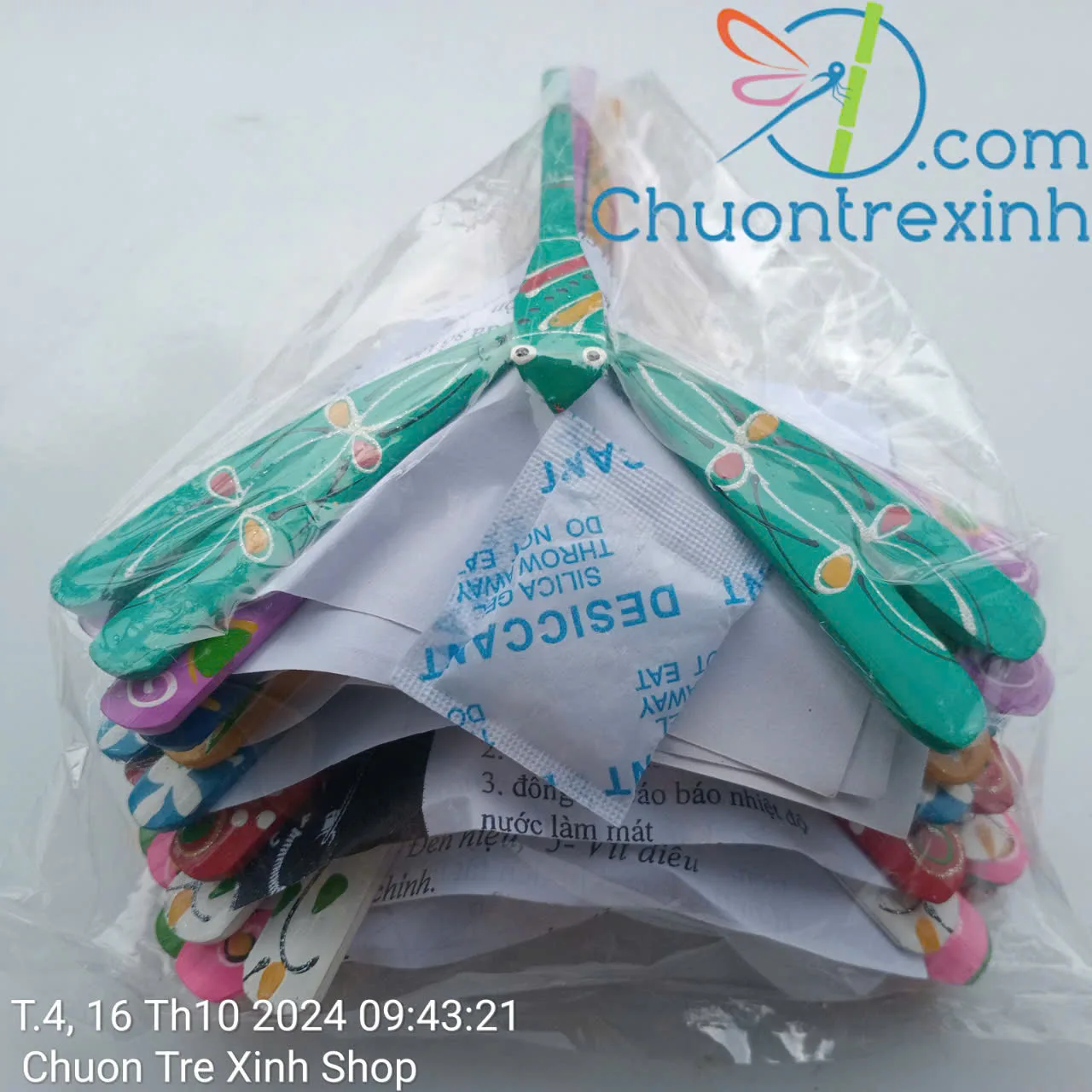 Chuồn chuồn tre màu được đóng trong túi kèm giấy lót và gói hút ẩm để hạn chế ẩm trong quá trình lưu kho hoặc vận chuyển