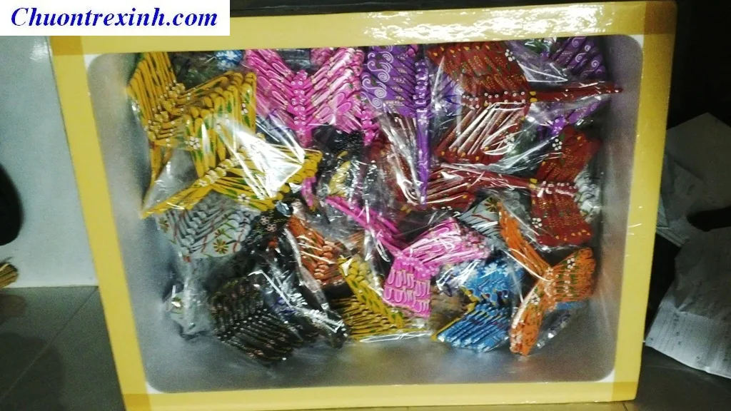 Nhiều túi chuồn chuồn tre màu được phân loại và xếp gọn trong thùng lớn cho đơn số lượng nhiều