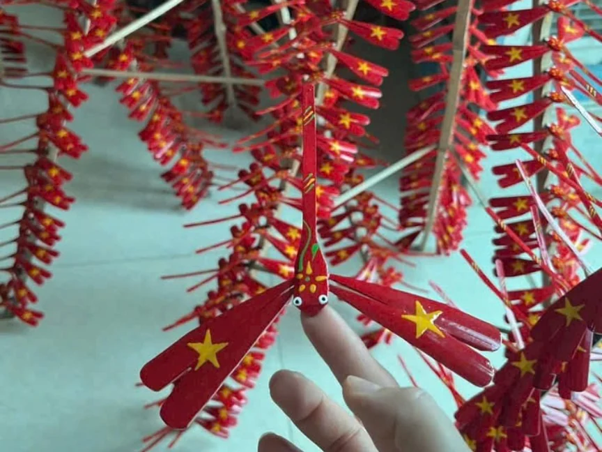 Chuồn chuồn tre cờ Việt Nam thăng bằng trên đầu ngón tay