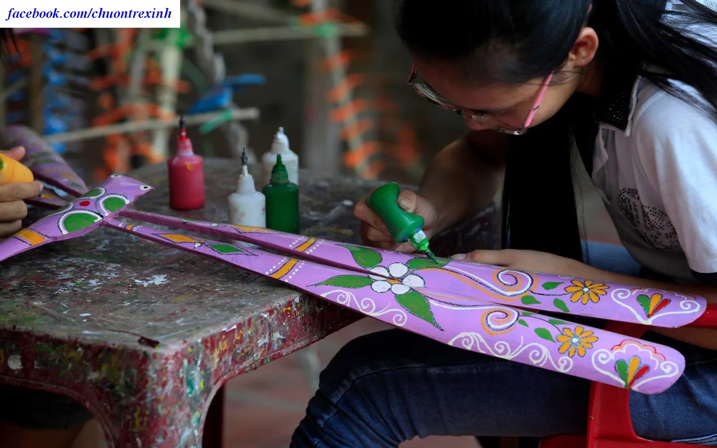 Công đoạn tô họa tiết trên chuồn chuồn tre tại Thạch Xá, minh họa ý tưởng phối màu cho workshop